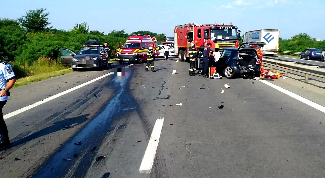 
    În accidentul produs pe DN2, în care a fost implicate un tir și un autoturism, au fost trei victimeFoto: ISU Ialomița  