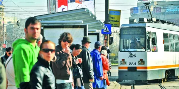 Pasagerii sunt nevoiţi să meargă cu tramvaie vechi pentru că RATB nu are bani de investiţii