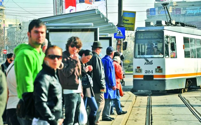 Protestatarii au organizat o acţiune de informare despre Roşia Montană ce se desfăşoară în mai multe tramvaie simultan FOTO Adevărul