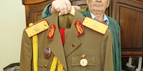 La sărbători, Andrei Kemenici  îşi scoate uniforma de general. Acum are de sărbătorit  o altfel de victorie