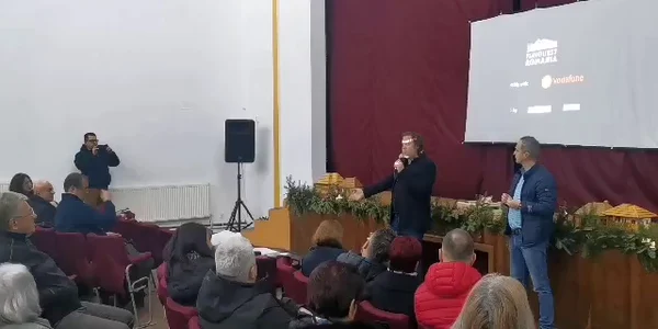 Charley Ottley la Costești Vâlcea pentru promovarea Geoparcului aspirant UNESCO Oltenia de sub Munte Sursă Florin Stoican mp4 thumbnail png