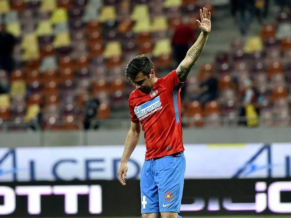 
    Raul Rusescu salută galeria FCSBFoto: Sport Pictures  