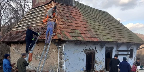 Biserica din satul Vălișoara, reparată de localnici. Maria Buda / Facebook.