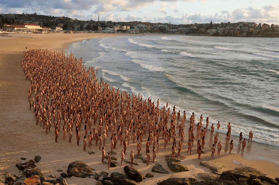 Mii de australieni au pozat nud pe o plajă FOTO