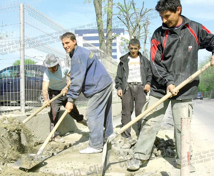 Drumarii şi constructorii lucrează zi-lumină, pentru salarii modeste (FOTOGRAFII: MARIAN ILIESCU)