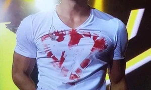 Artistul a desenat o inimă pe tricou cu sângele său jpeg