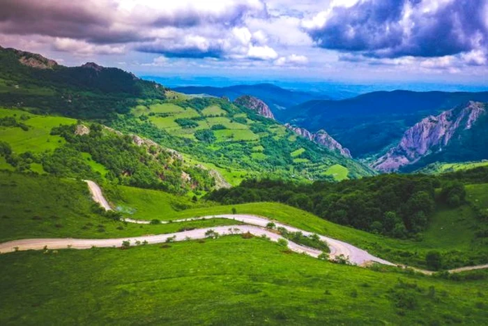 Transalpina de Apuseni. În plan secund - Cheile Râmeţului. Foto: Facebook/ Judetul Alba