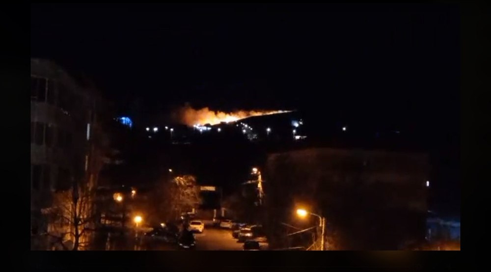 Incendiu de la artificiile de Revelion, pe Muntele Pietricica. Focul a afectat culmea care străjuie Piatra Neamţ 