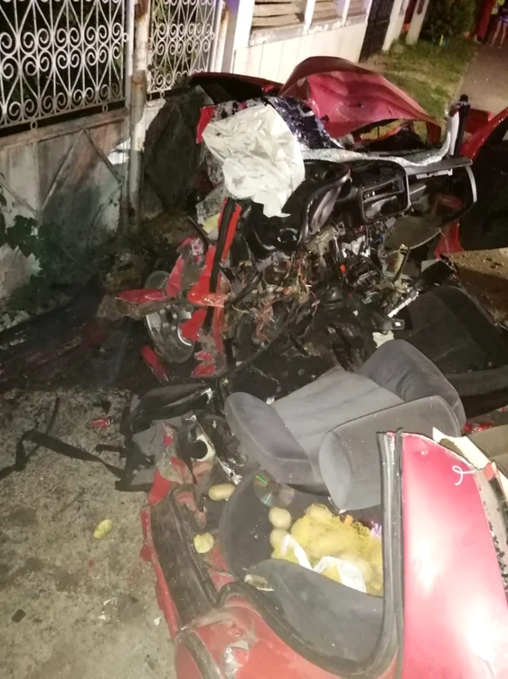 Pompierii au folosit accesoriile de descarcerare ca să scoată victimele din maşină Foto: ISU Argeş