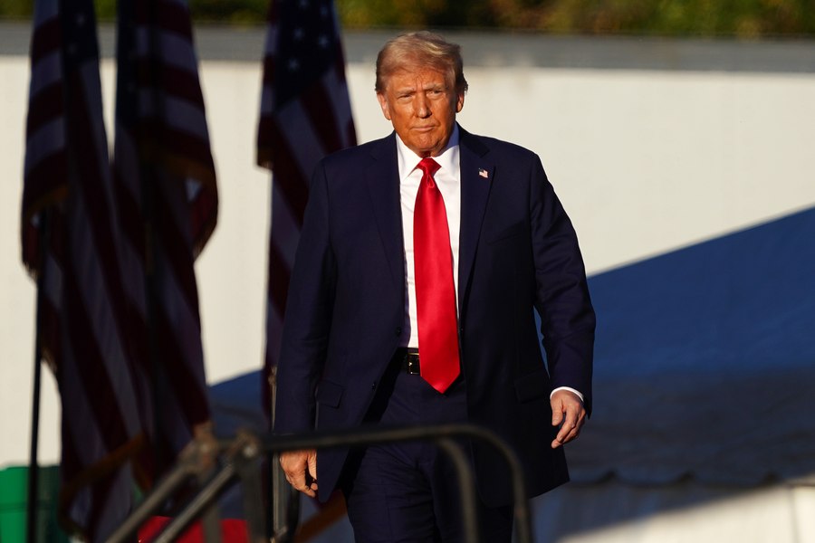 Trump i-ar fi trimis în secret teste pentru COVID lui Putin. Kremlinul dezminte dezvăluirile privind conversațiile dintre cei doi 