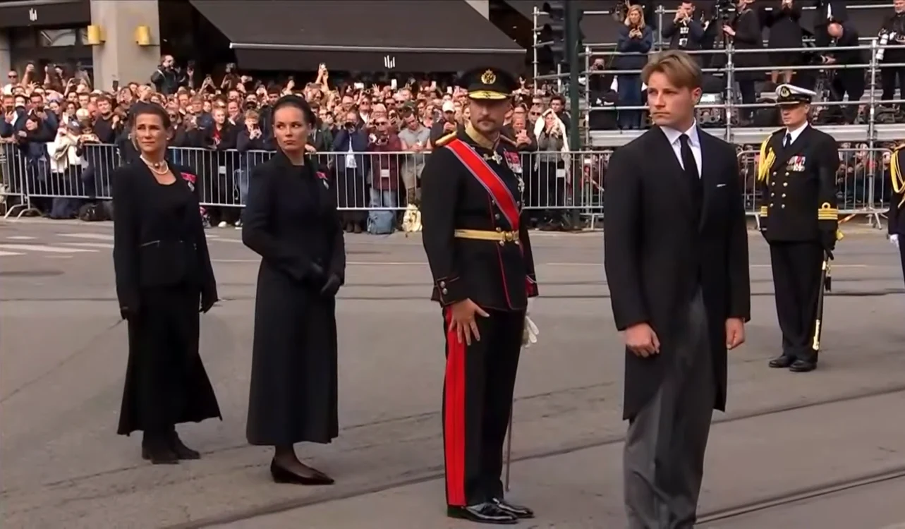 Prințesa Martha Louise, Prințesa Ingrid Alexandra, Regele Haakon și Prințul Sverre Magnus lafuneraliile Regelui Harald captură de ecran 01 (11) png