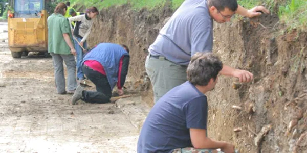 Arheologii scot oase din fostul cimitir