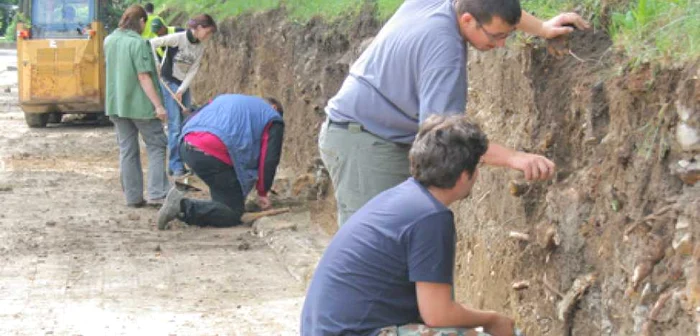 Arheologii scot oase din fostul cimitir