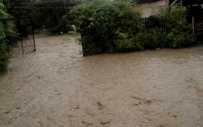 Localnicii nici nu au apucat să înlăture pagubele făcute de inundaţiile de miercuri