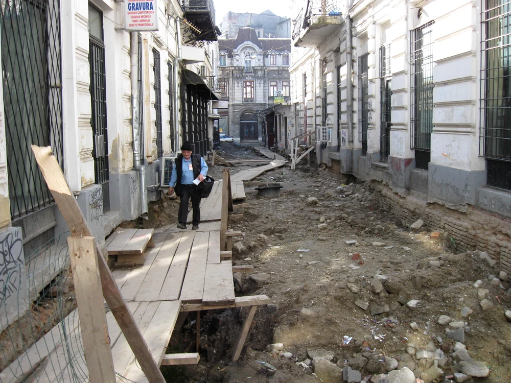 
    Străzile din Centrul Istoric sunt acum în ruină  