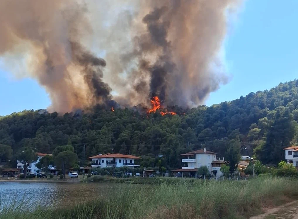 Incendiu surprins de turiștii români în Vourvourou, Sithonia. Foto: Facebook/Andreea Stancu