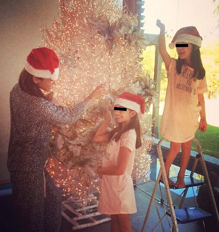 Consuelo şi fetiţele au împodobit deja bradul