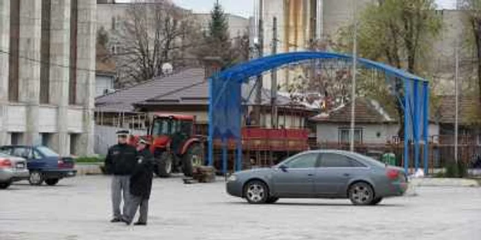 Municipalitatea instala scena unde vor cânta artiştii de muzică populară