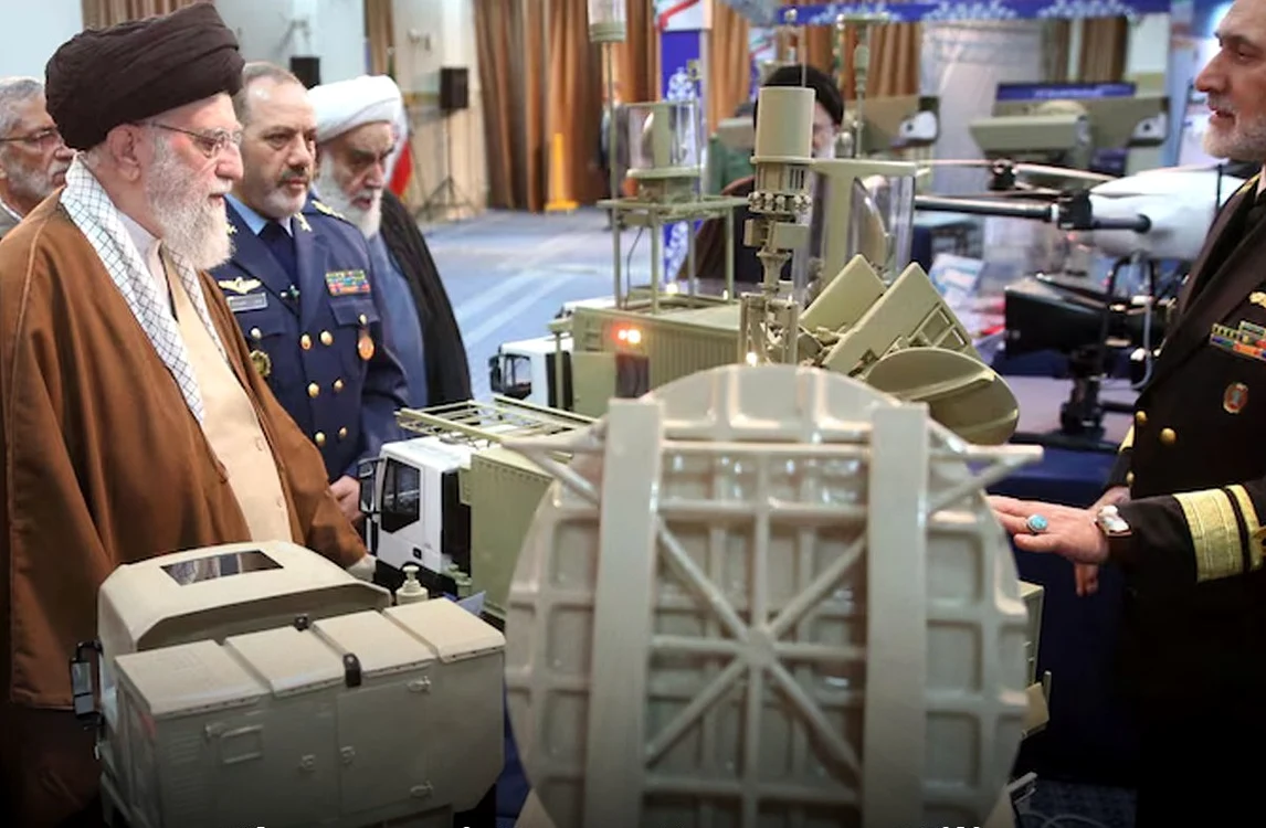 Liderul suprem iranian Ali Khamenei inspectînd o instalație nucleară/FOTO:X 