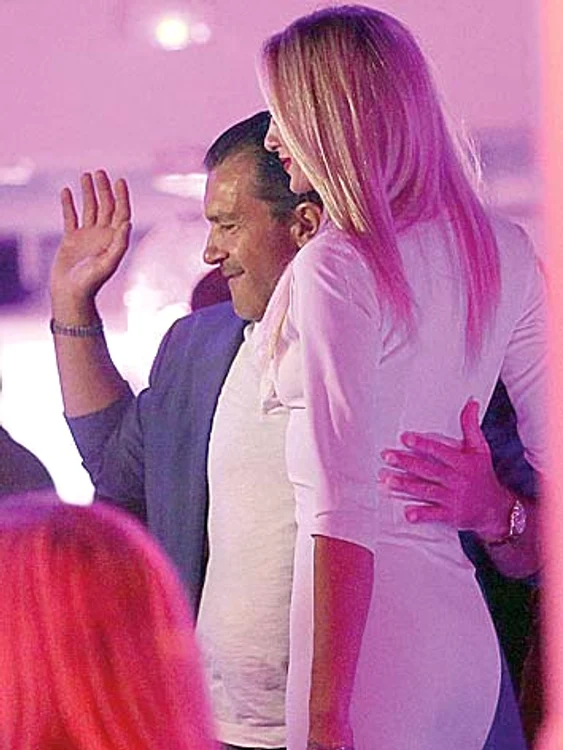 E înconjurat numai de blonde frumoase