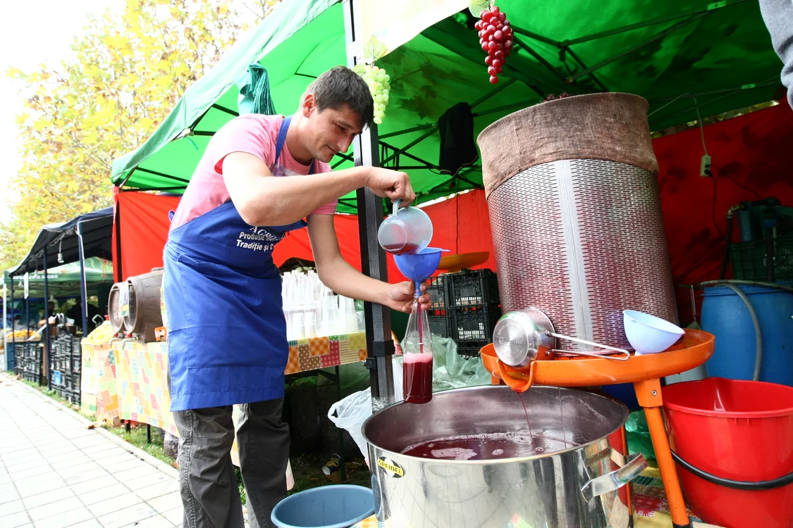 
    Mustul se face pe loc la presă după care este vândut  