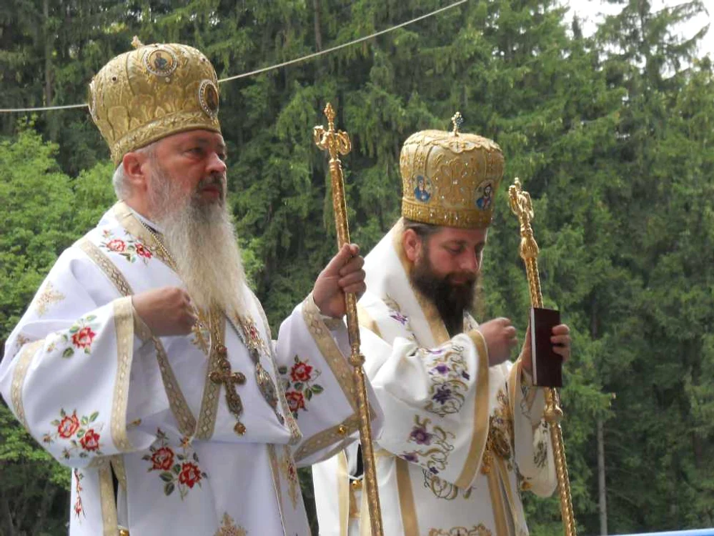 Mitropolitul Clujului, Andrei Andreicuț (stânga), și PS Episcop Siluan din Ungaria (dreapta)