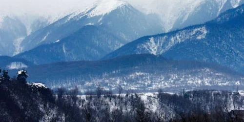 Lanţul munţilor Făgăraş, una din atracţiile zonei Avrigului