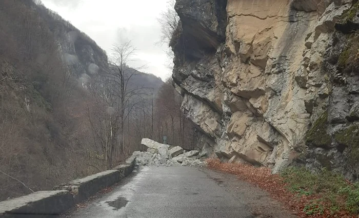 O mare cantitate de stânci au ajuns pe partea carosabilă Foto: DRDP Craiova