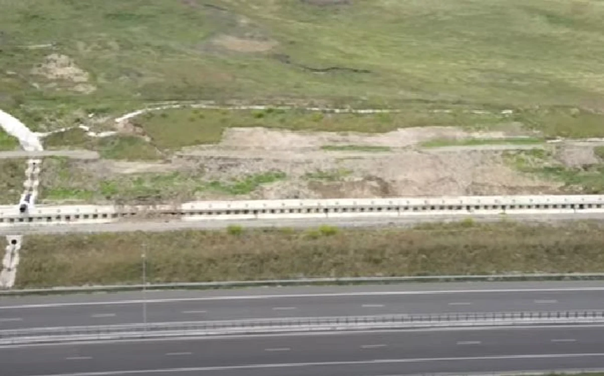Pământul a început să o ia la vale deasupra corpului autostrăzii FOTO captură video Youtube