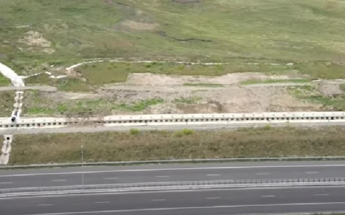 Pământul a început să o ia la vale deasupra corpului autostrăzii FOTO captură video Youtube