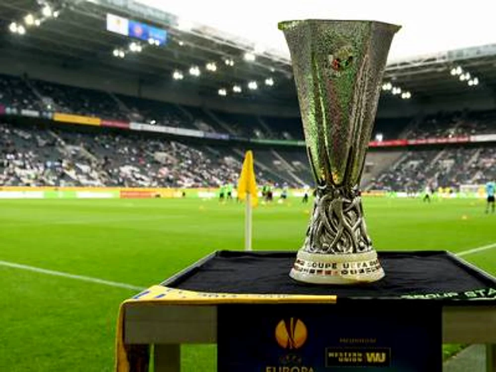 
    Trofeul Ligii Europa va poposi la Liverpool sau la Sevilla  