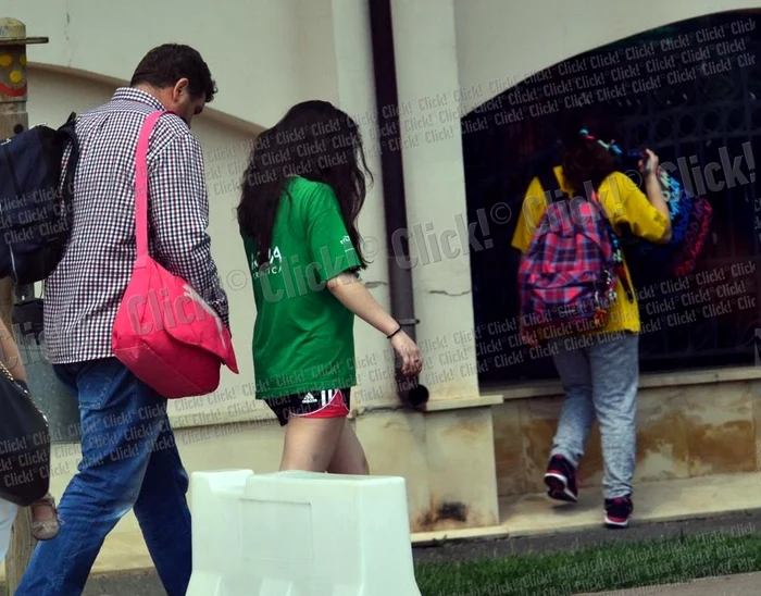 Şoferul îi cară bagajele fiicei Loredanei Groza când o ia de la şcoală. (Foto: Alex Muscaliu)