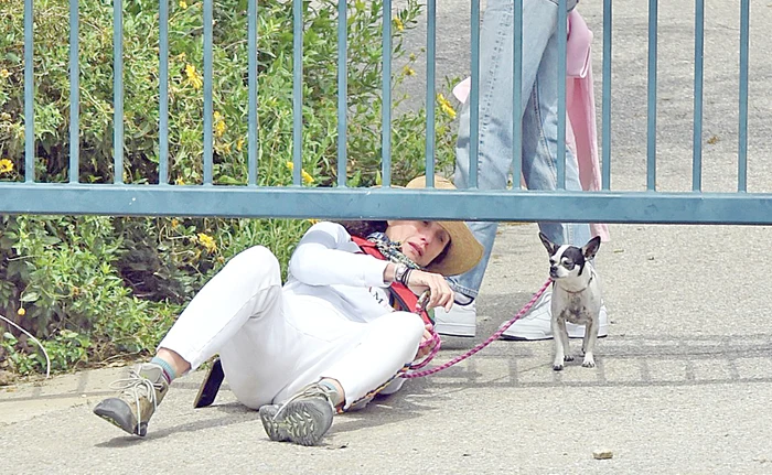 Andie MacDowell trece prima şi ţine de “şase” să nu le vadă carevaFoto: profimedia