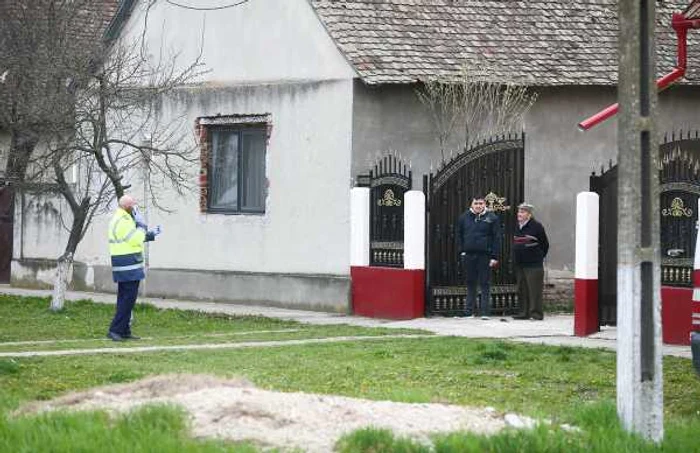 Poliţiştii discută de la distanţă cu membrii familiei FOTO Virgil Simionescu/Pressalert.ro