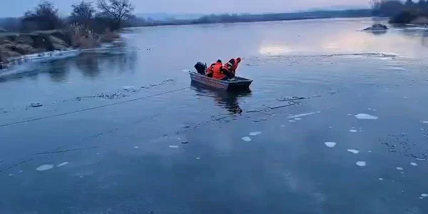 pescari cazuti in raul olt la dobroteasa, vineri, 2 ianuarie 2026   ISU Olt (5) mp4 thumbnail png