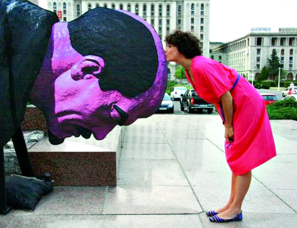 „Somnul lui Lenin”, opera sculptorului Mihai  Zgondoiu, reprezenta comunismul aflat încă la  putere în România