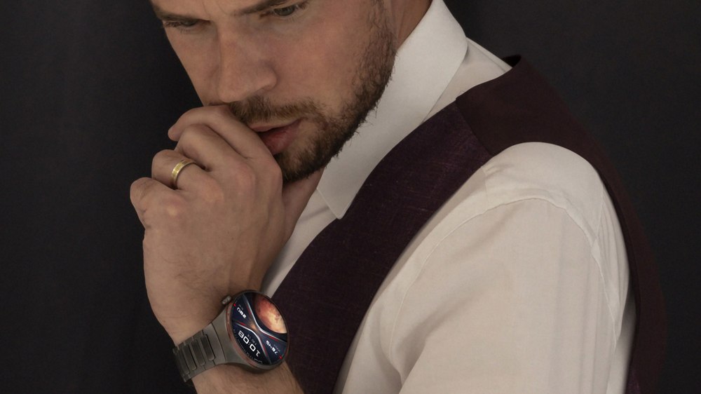 HUAWEI WATCH 4 Pro Space Edition, ceasul ideal pentru bărbații moderni! Vezi cum se integrează în ținutele create de Adina Buzatu GALERIE FOTO