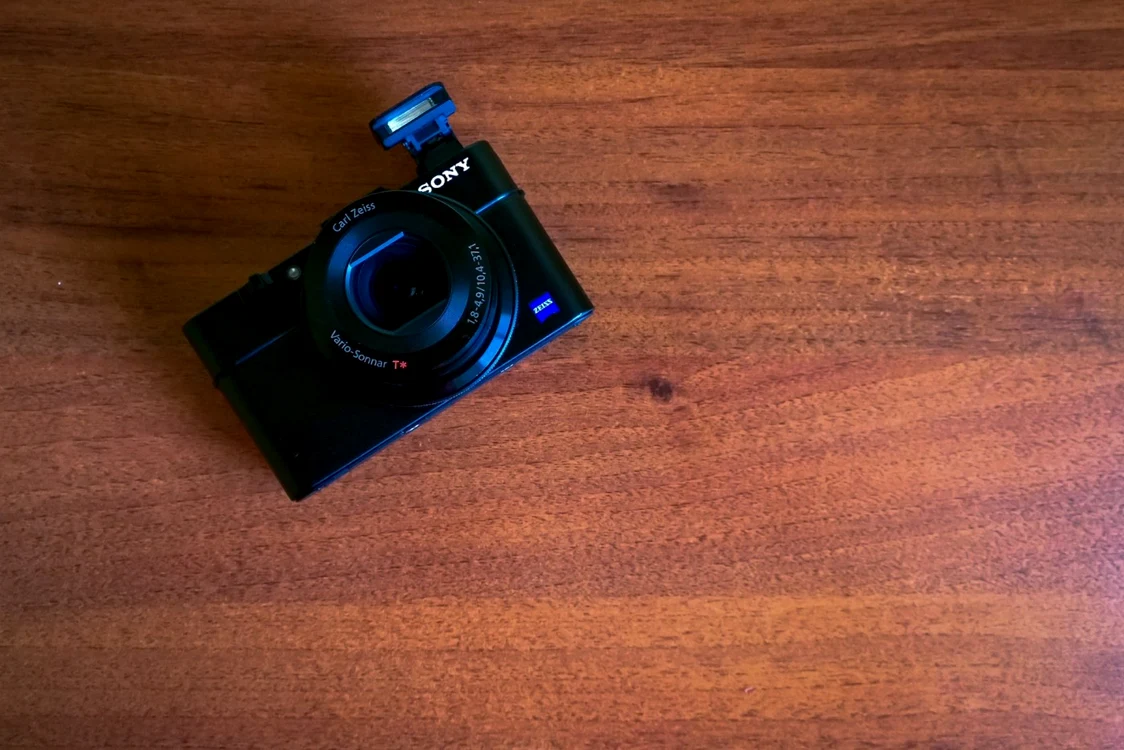 Sony RX100 II, un aparat foto compact cu atuurile pe masă. FOTO Răzvan Băltăreţu/Adevărul