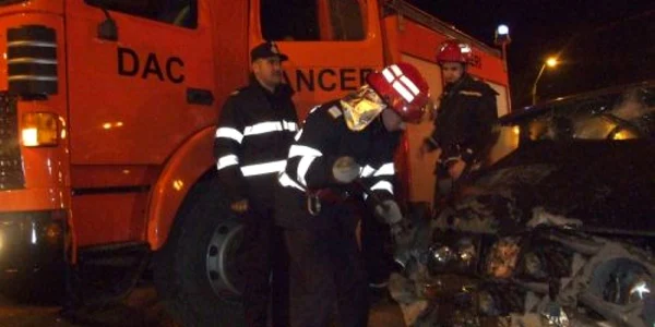 Şoferul a intrat cu maşina în şanţ şi a fugit de la locul accidentului lăsând autoturismul în flăcări