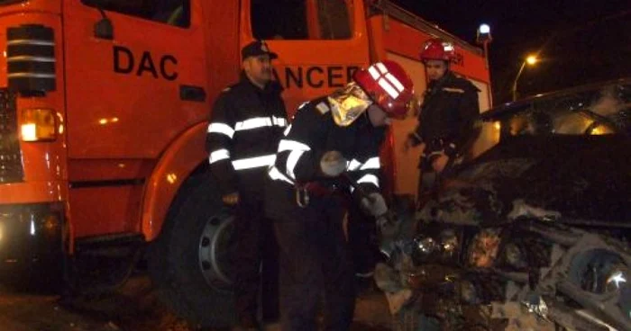 Şoferul a intrat cu maşina în şanţ şi a fugit de la locul accidentului lăsând autoturismul în flăcări