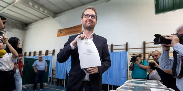 Dominic Fritz votează la Timișoara. FOTO Inquam Photos / Virgil Simonescu