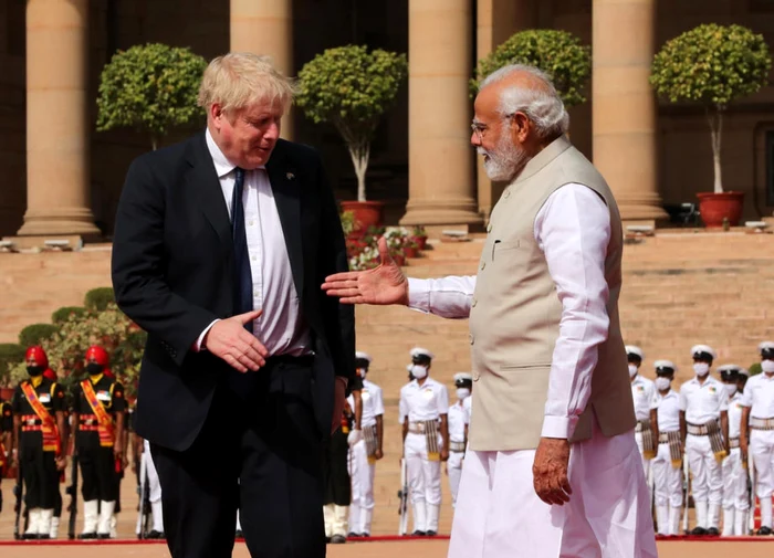 Boris Johnson (stânga) dând mâna cu Narendra Modi FOTO EPA-EFE
