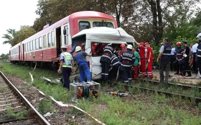 Microbuzul care transporta călători între localitatea Scânteia şi Iaşi a fost lovit în plin de un tren personal FOTO Adevărul