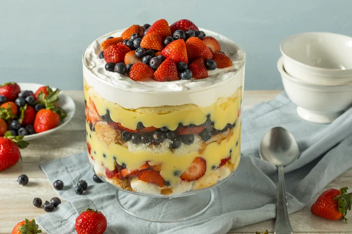 Trifle, un desert englezesc în straturi, pe o masă