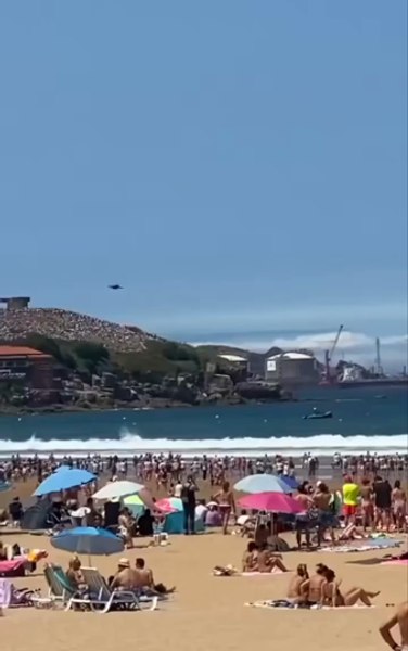 Momentul de groază în care un avion de vânătoare se apropie de o plajă plină cu turiști, în timpul unui spectacol aerian din Spania