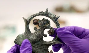 Un tezaur format din 800 de obiecte cu o vechime de circa 2.000 de ani, descoperit în Marea Britanie (foto: Facebook / Durham University)