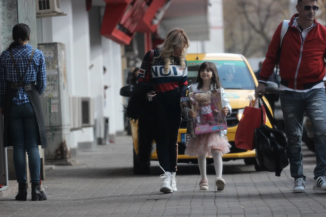 Daniela Gyorfi a fost însoţită la filmări de către fiica sa, Maria, în vârstă de opt ani 