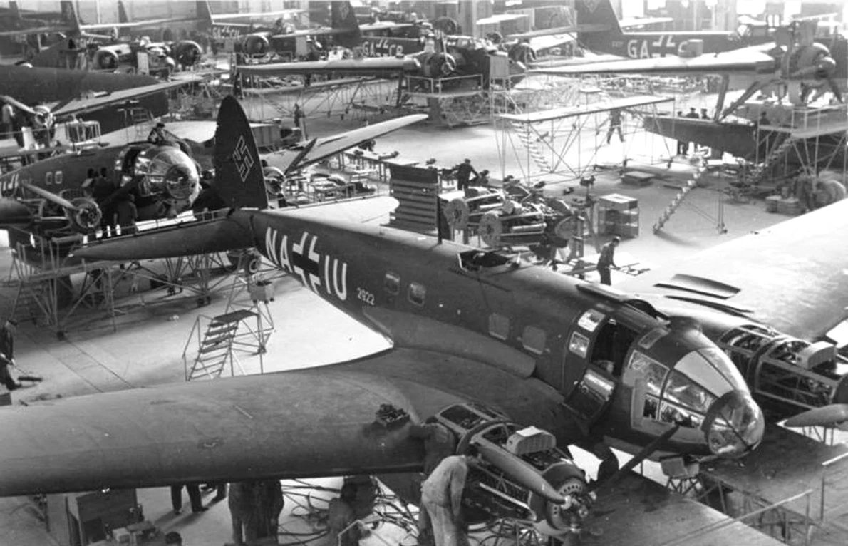 Avion He-111, pe linia de producție (© Das Bundesarchiv Bild 101I-774-0011-34)