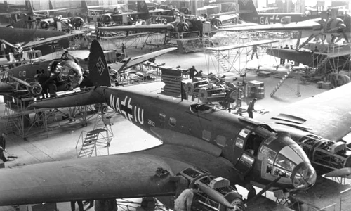 Avion He-111, pe linia de producție (© Das Bundesarchiv Bild 101I-774-0011-34)