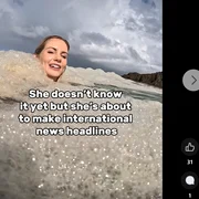 influencerita in spuma de canalizare captura video FB png